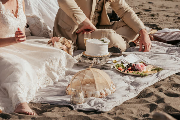 Seattle elopement picnic at the beach